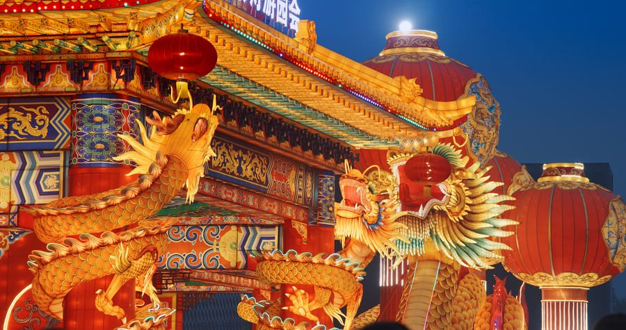 Decoraciones tradicionales y faroles en un templo en China. Inspiración para itinerarios de viaje personalizados y turismo cultural auténtico con Destino China.