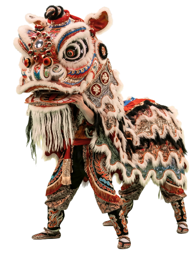 cuerpo entero de un traje tradicional de danza del león chino de estilo sureño, en una postura de baile dinámica, aislada sobre un fondo negro. La cabeza del león, rica en detalles, presenta grandes ojos saltones, un cuerno central, cejas decoradas con espejos y patrones intrincados en colores vibrantes como rojo, oro, plata y azul. Una larga barba y melena de pelo blanco cuelgan de su mandíbula.