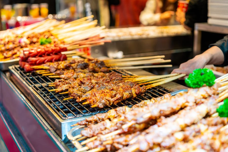 Comida tradicional de China. Banderillas de carne y otros condimentos.